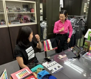 カラーコーディネーターの小川さんと参加者がパーソナルカラー診断で向き合う様子