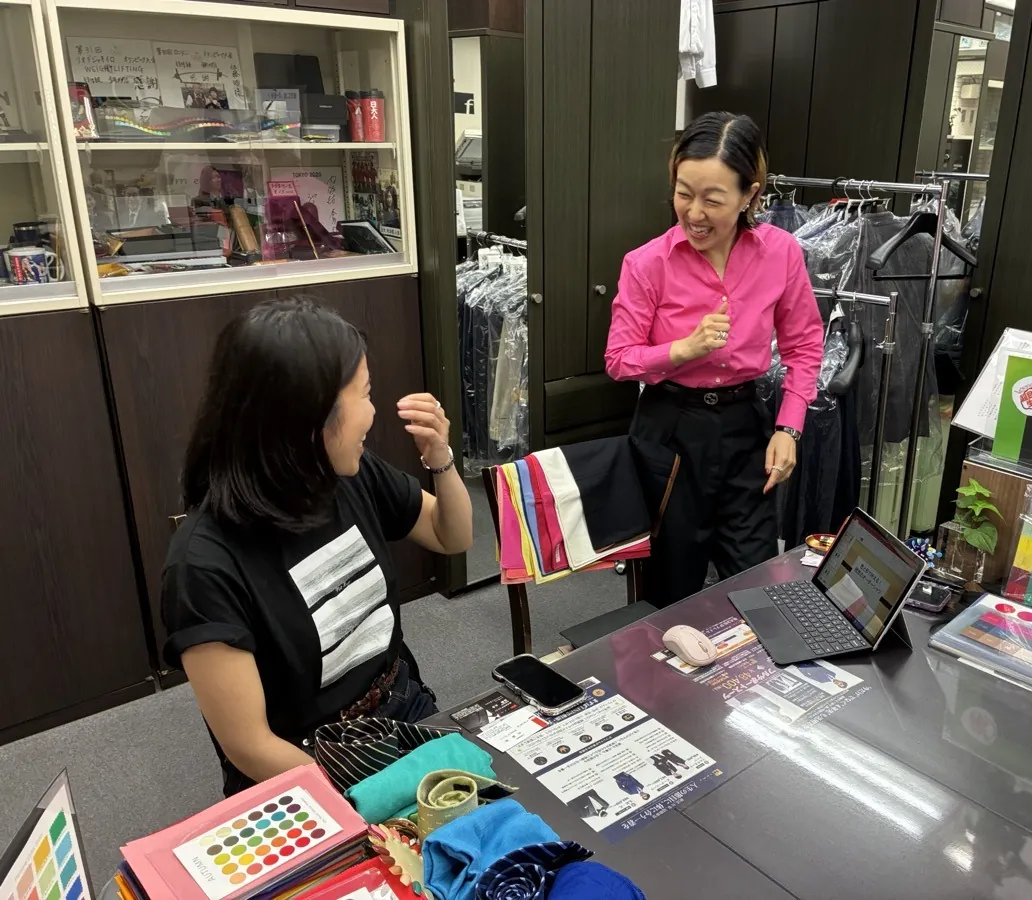 カラーコーディネーターの小川さんと参加者がパーソナルカラー診断で向き合う様子